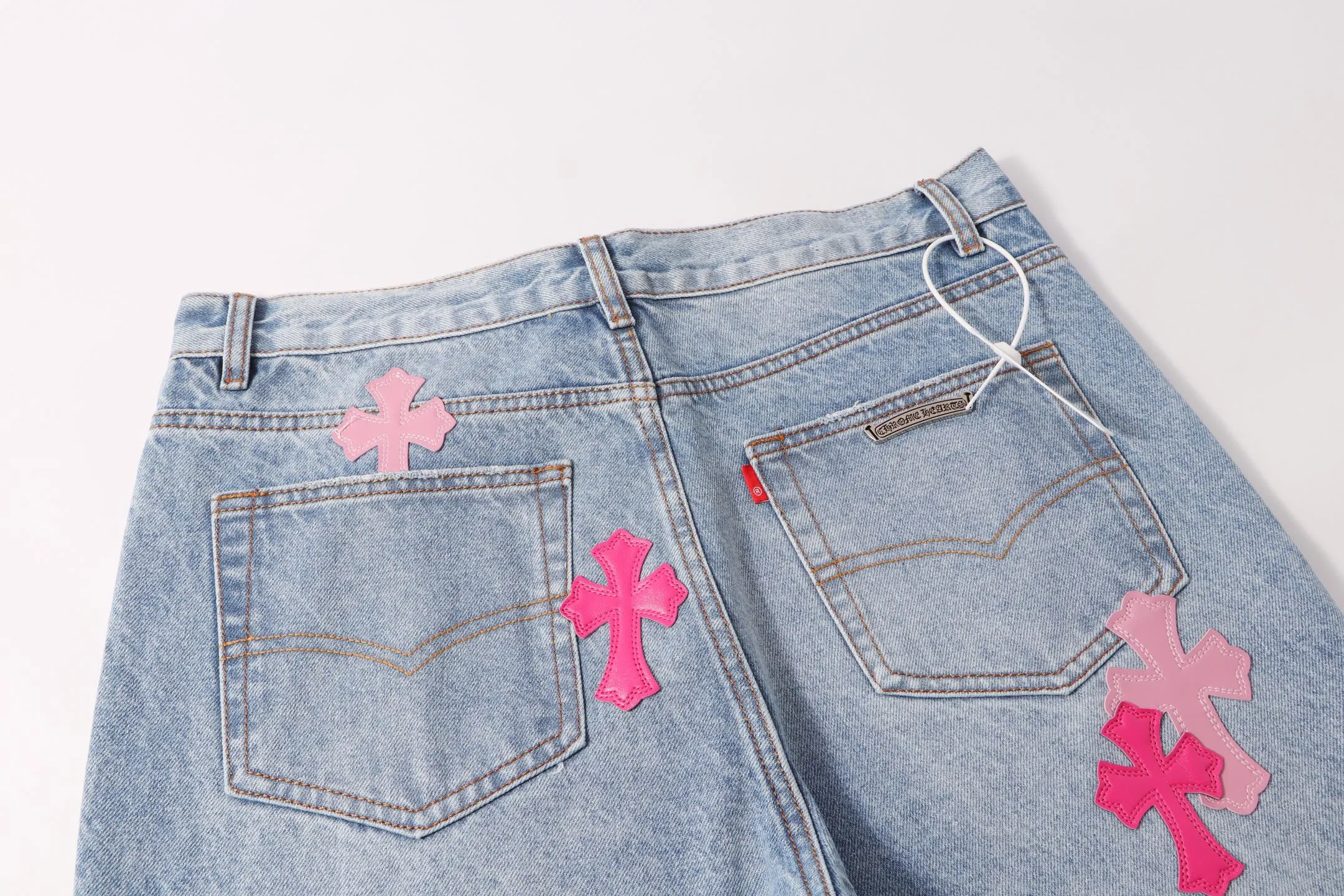 P230 Style No.: H922 Chrome Hearts & Chrome Hearts Classic Blue Pink Leather Jeans for Men and Women (Pingtai Original) Styles with different washes and textures, very friendly to people with thin legs and thick legs. The slightly flared version is very flattering to the leg shape. Moderate length that never goes out of style, easy to match with casually, basic styling for various styles, a must-have in the wardrobe! The fabric is stiff but also makes the upper body soft without losing texture. The washing process is even more perfect. It is a must-have item for everyone! ! ! Washed wheat, hang tag, pants label, three labels complete Color: blue Size: 28-30-32-34-36